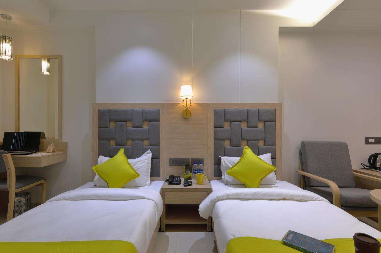 Hotel Sifat International Surat Exterior photo