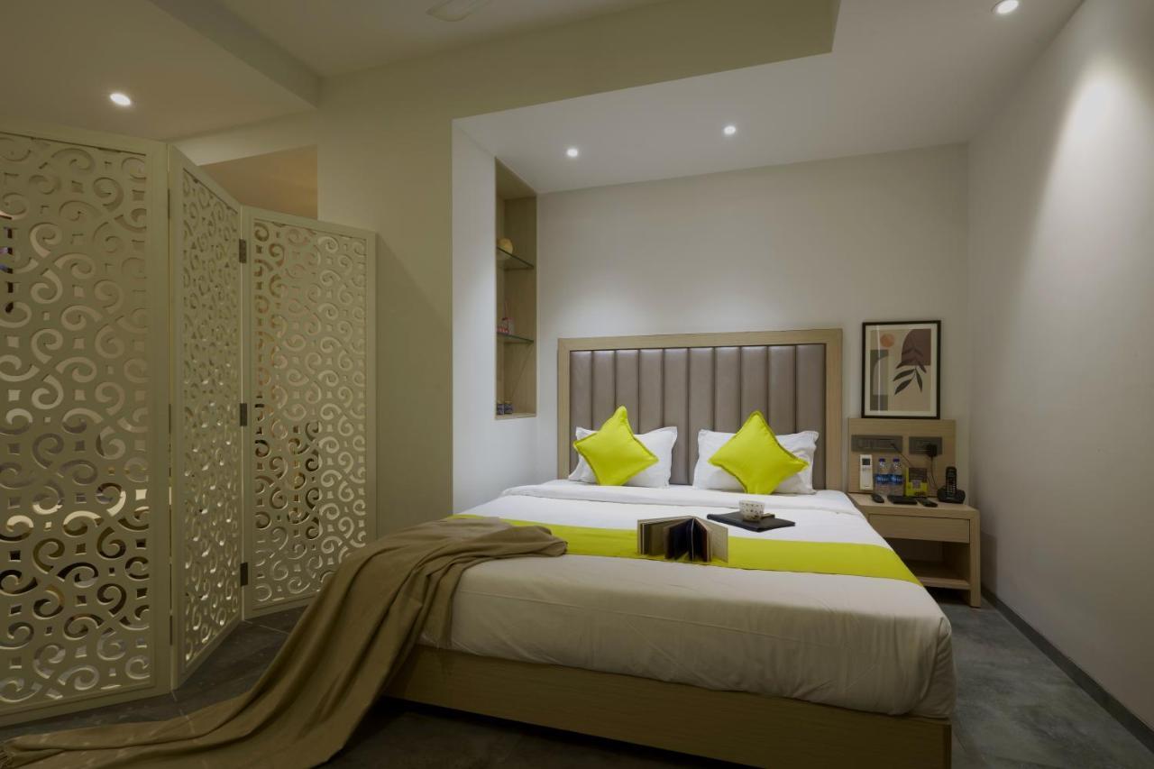 Hotel Sifat International Surat Exterior photo