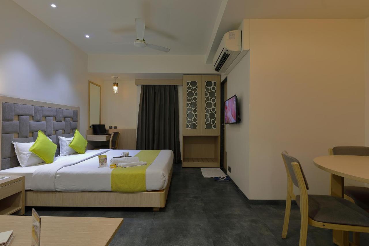 Hotel Sifat International Surat Exterior photo