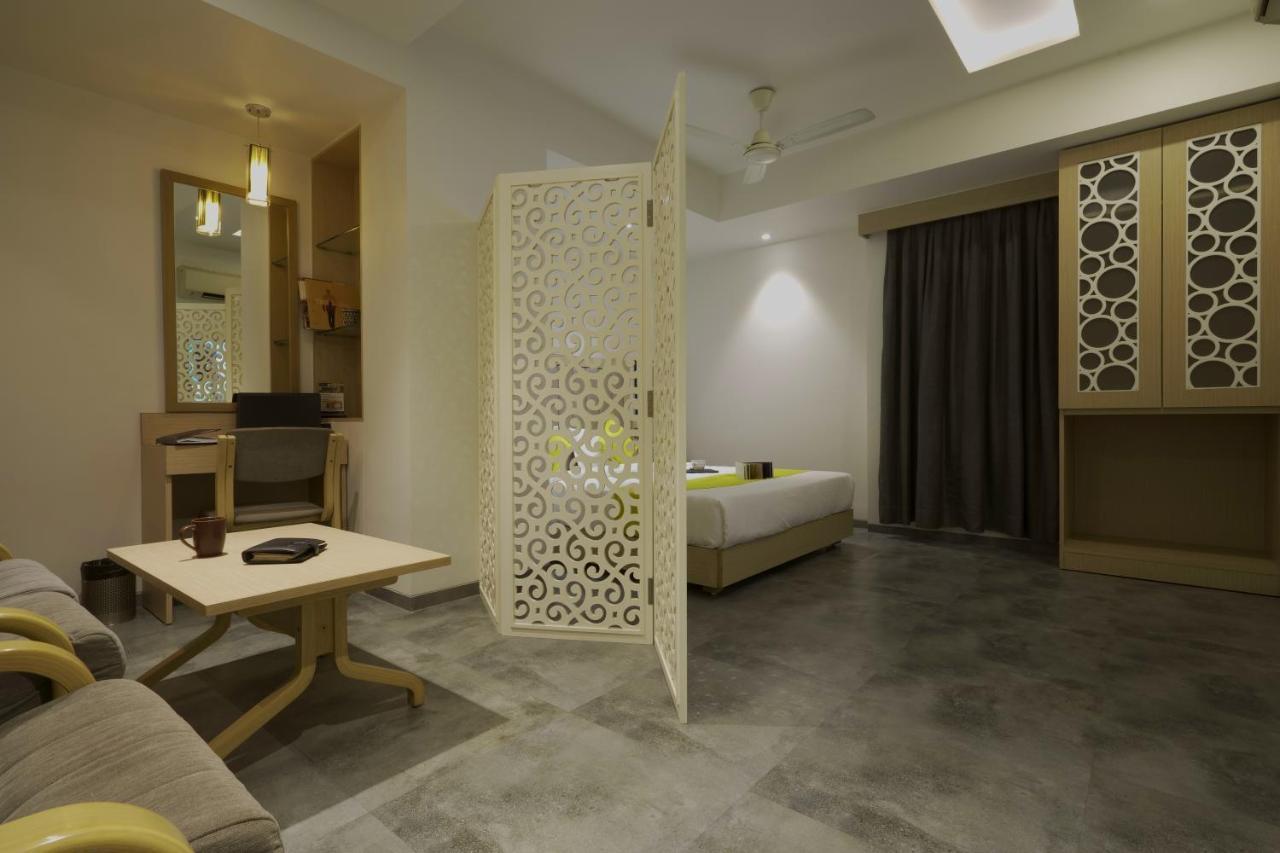 Hotel Sifat International Surat Exterior photo