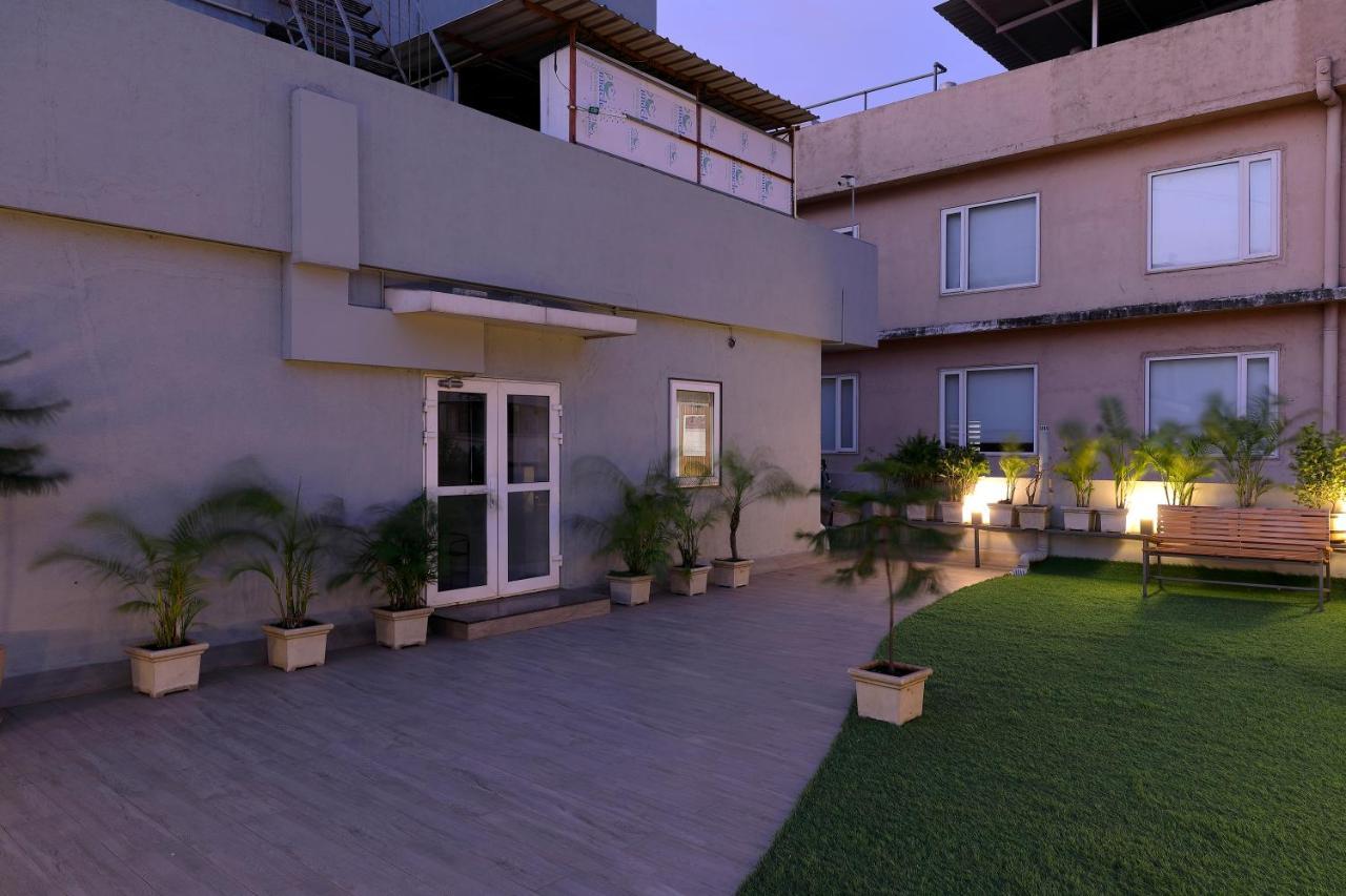 Hotel Sifat International Surat Exterior photo
