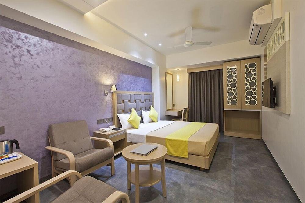 Hotel Sifat International Surat Exterior photo