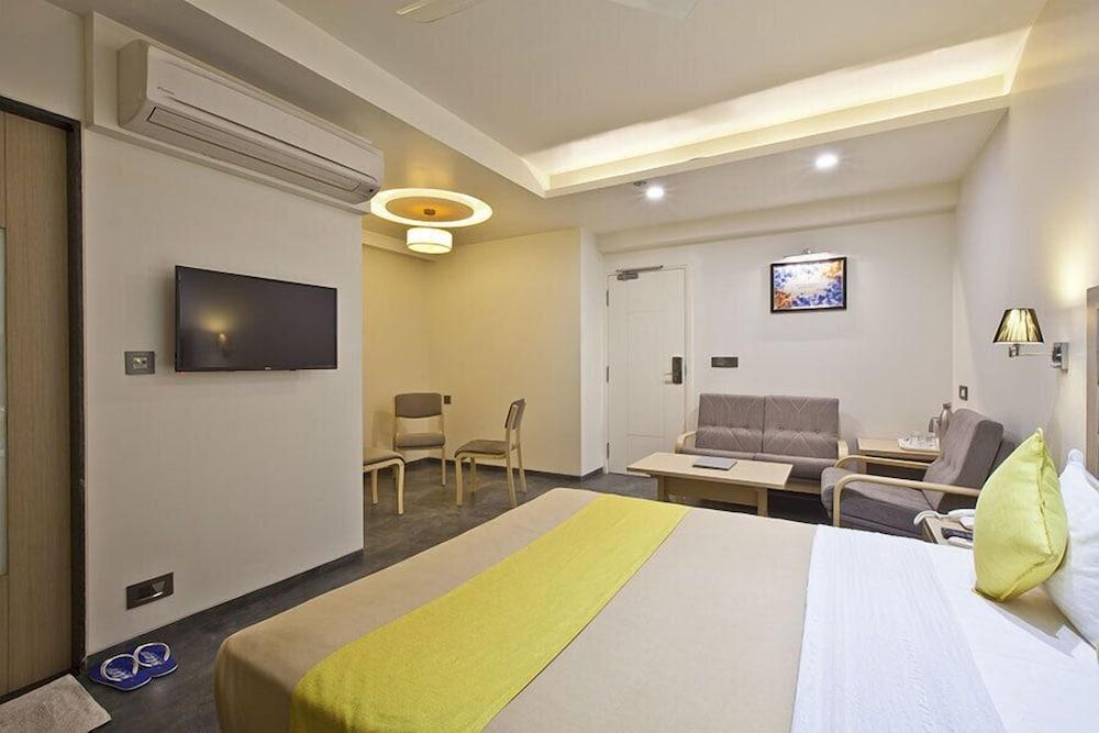 Hotel Sifat International Surat Exterior photo