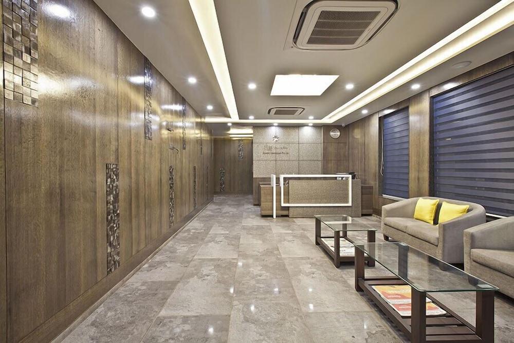 Hotel Sifat International Surat Exterior photo