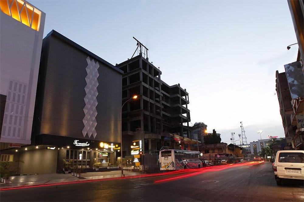 Hotel Sifat International Surat Exterior photo