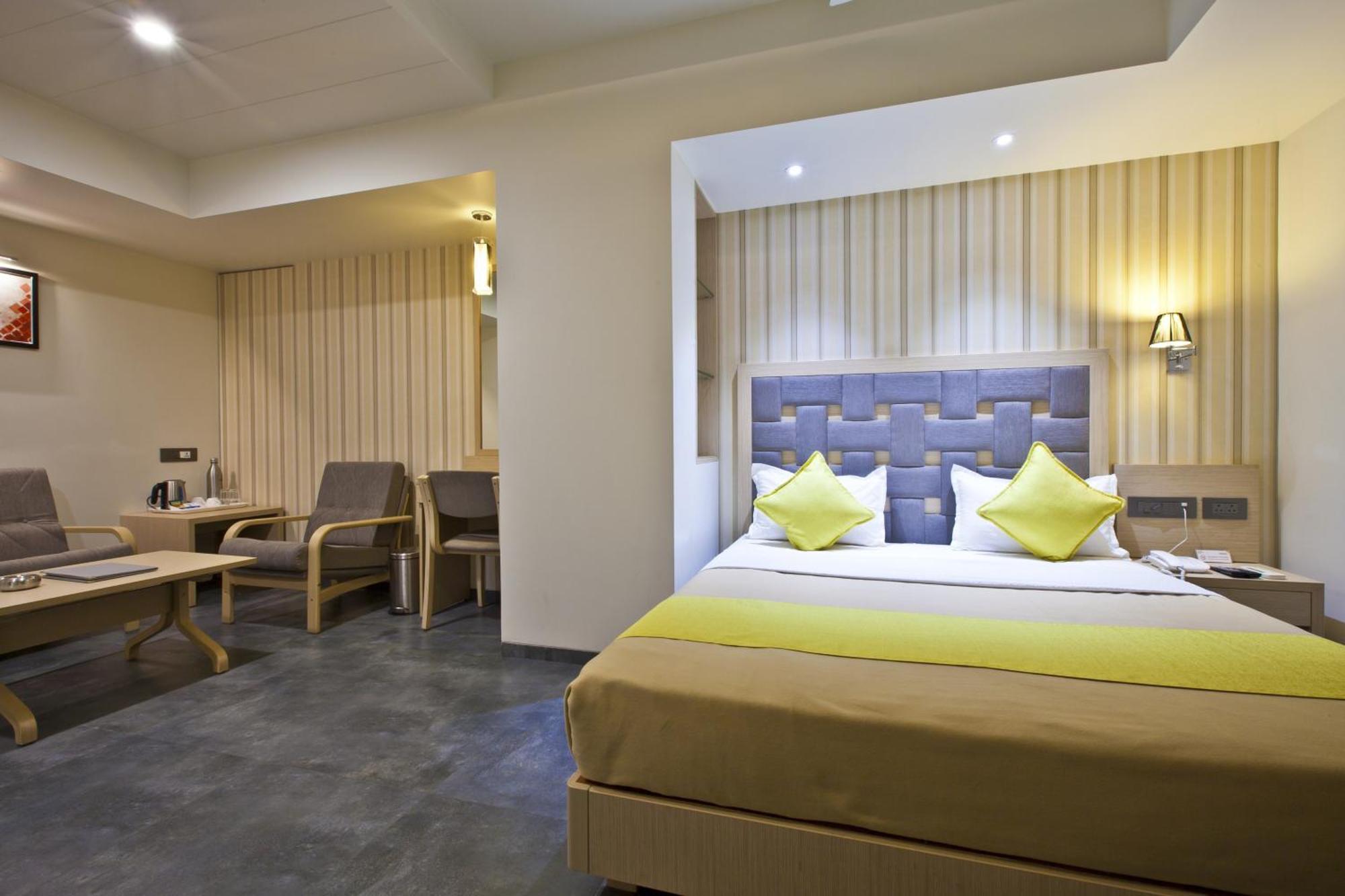 Hotel Sifat International Surat Exterior photo