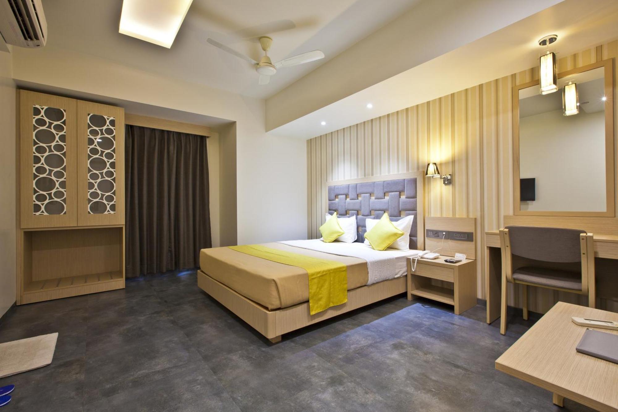 Hotel Sifat International Surat Exterior photo