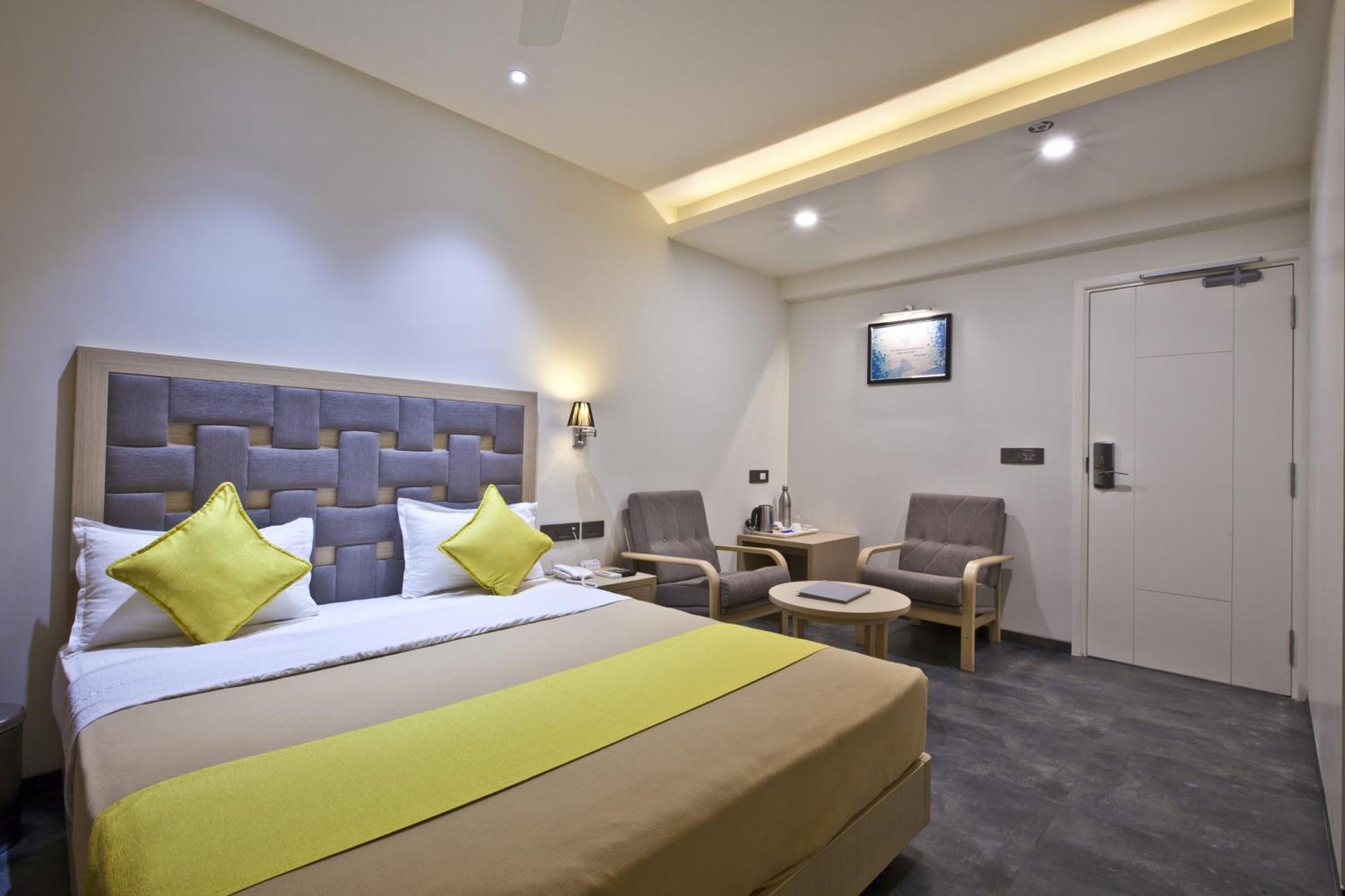Hotel Sifat International Surat Exterior photo